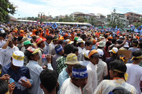 Những người tổ chức của CNRP tạo “hoàn quang” che mặt trời để chiêu dụ công chúng