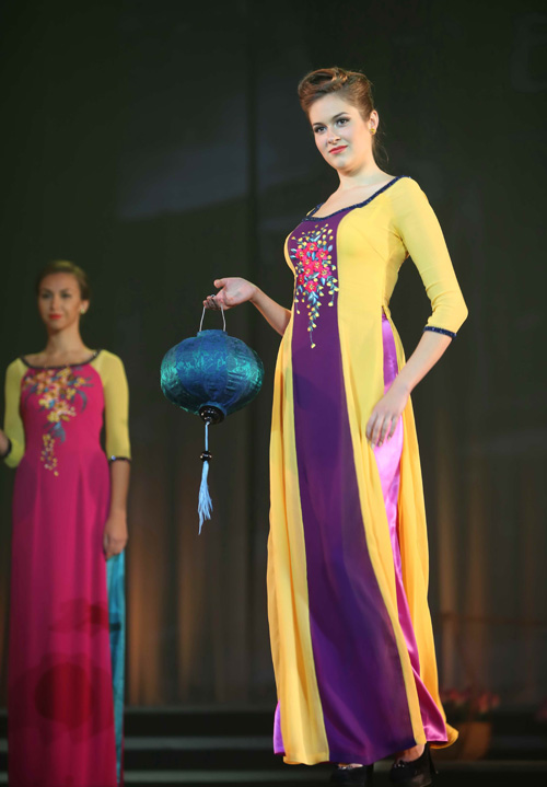 Các người mẫu Ukraine cũng sánh bước với đồng nghiệp VN trong bộ áo dài truyền thống