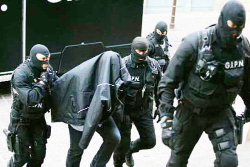 Cảnh sát Pháp trong một đợt truy quét tội phạm quy mô lớn - d