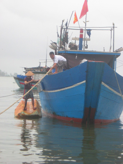 Neo đậu tàu thuyền tại khu vực cầu Thuận An - 1