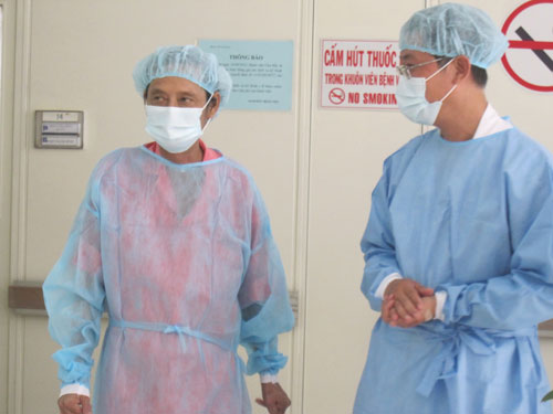 Bệnh nhân H.T.C (bên trái), người được ghép gan thứ 2 tại BV Chợ Rẫy sắp xuất viện d