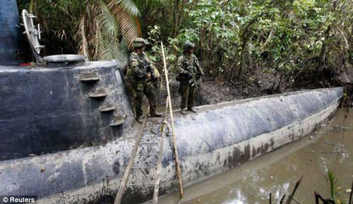 Tàu ngầm nằm tại 'cảng nhà' sâu trong rừng rậm Colombia - Ảnh: Reuters
