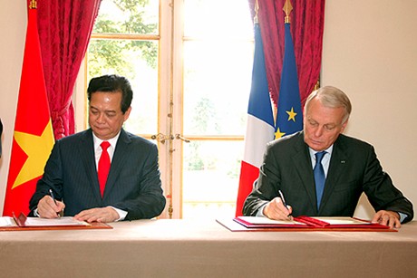 Hai Thủ tướng ký Tuyên bố chung về Quan hệ đối tác chiến lược Việt Nam-Pháp - ẢNh: VGP/Nhật Bắc