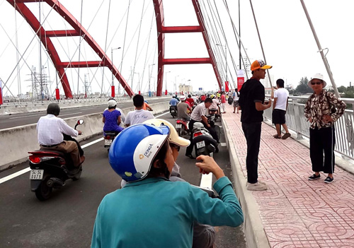 Người dân lên cầu Bình Lợi ngắm vẻ đẹp của cây cầu và chào mừng công trình được thông xe
