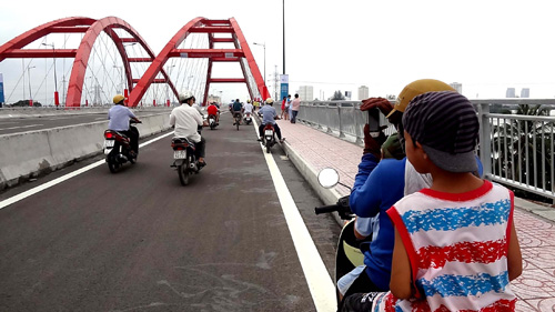 Người dân lên cầu Bình Lợi ngắm vẻ đẹp của cây cầu và chào mừng công trình được thông xe 2