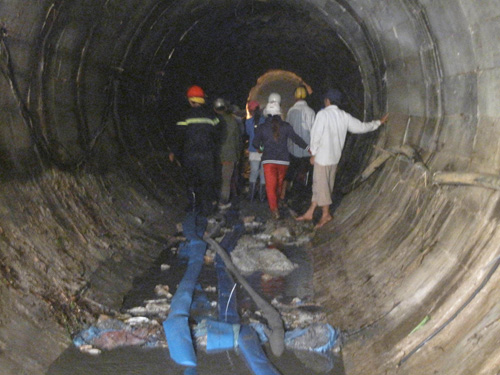 Lực lượng cứu hộ đưa máy bơm vào hầm để hút nước