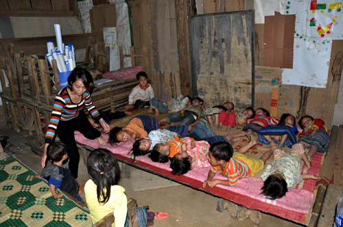 Đang cho các bé ngủ trưa là cô giáo Hoàng Thị Đoan, 33 tuổi, người Phú Thọ vừa dạy vừa chăm sóc học sinh
