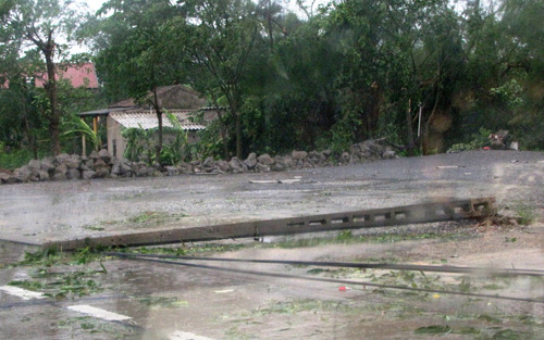 Quảng Bình hoang tàn, đổ nát sau bão 11