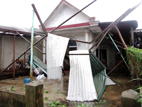 Quảng Bình hoang tàn, đổ nát sau bão 16