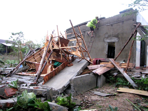 Quảng Bình hoang tàn, đổ nát sau bão 20