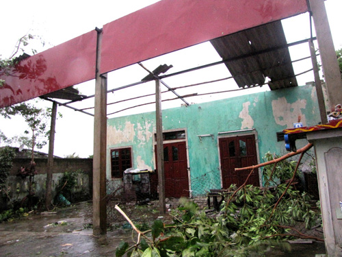 Quảng Bình hoang tàn, đổ nát sau bão 23
