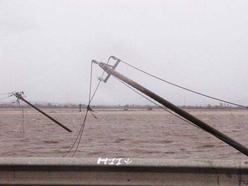 Quảng Bình hoang tàn, đổ nát sau bão 25