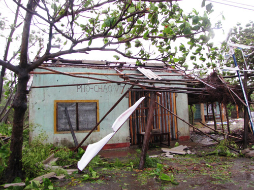 Quảng Bình hoang tàn, đổ nát sau bão 9