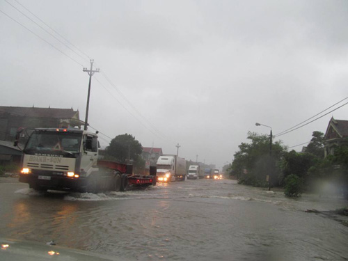 Quốc lộ 1A đoạn qua thị trấn Kỳ Anh, H.Kỳ Anh (Hà Tĩnh) bị ngập lụt vì mưa bão 1