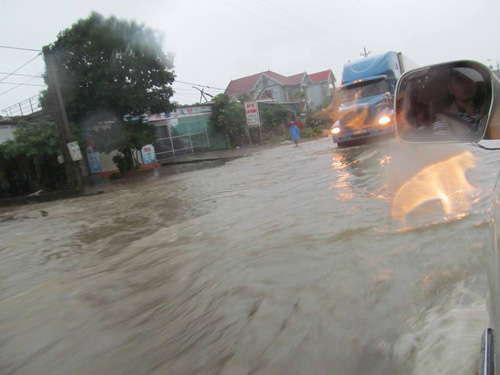 Quốc lộ 1A đoạn qua thị trấn Kỳ Anh, H.Kỳ Anh (Hà Tĩnh) bị ngập lụt vì mưa bão 