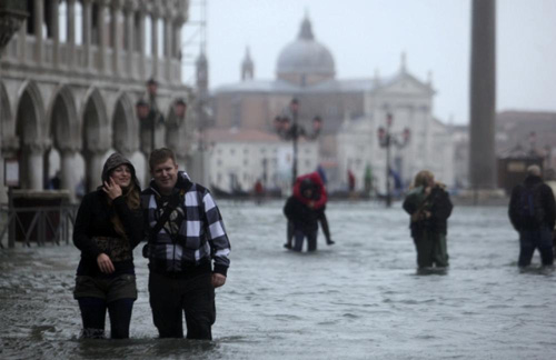 Venice đang ngày càng lún sâu hơn vào lòng đất - d