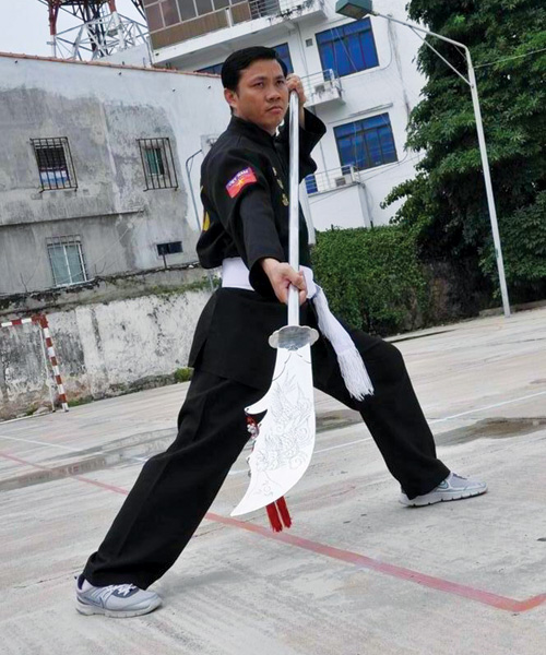 Võ sư Trần Duy Linh đang biểu diễn võ cổ truyền - d