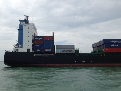Vụ tàu Singapore đâm chìm tàu cá: Đưa 4 thuyền viên và thi thể nạn nhân vào bờ 4