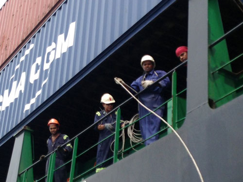 Vụ tàu Singapore đâm chìm tàu cá: Đưa 4 thuyền viên và thi thể nạn nhân vào bờ 6