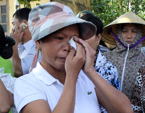 Vụ chôn thuốc trừ sâu tại Thanh Hóa: Người dân khóc với đại biểu quốc hội