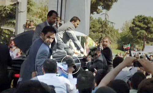 Tổng thống Iran bị ném giày 