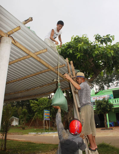 Bão giật cấp 14 - 15 đổ bộ vào miền Trung 2