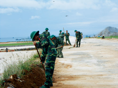 Lính đảo làm sạch môi trường