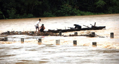 Mưa lớn gây ngập lụt, giao thông ở Hà Tĩnh bị tê liệt 2