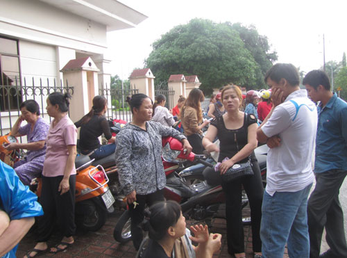 Tiểu thương chợ Hội tập trung trước trụ sở UBND tỉnh Hà Tĩnh 1