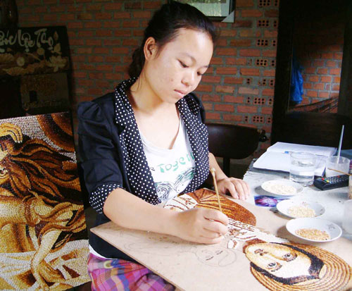 Cô gái mê tranh gạo