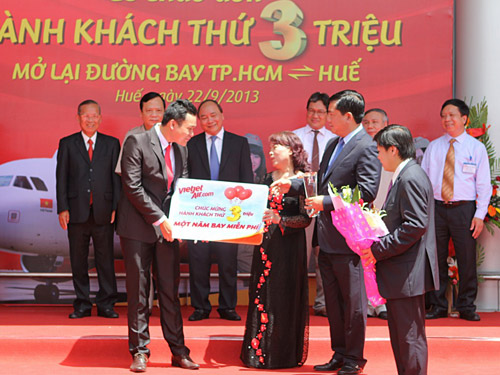 Lên trời xem múa nhã nhạc cung đình Huế & gặp hành khách thứ 3 triệu của VietJet Air