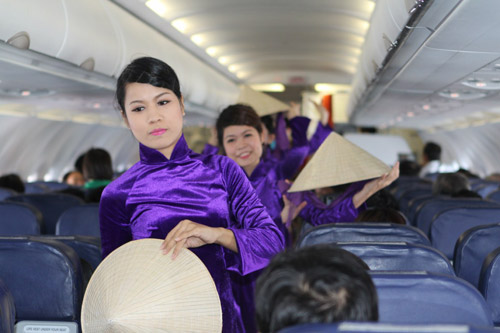 Lên trời xem múa nhã nhạc cung đình Huế & gặp hành khách thứ 3 triệu của VietJet Air