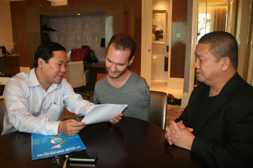 Anh Nguyễn Phi Long (bìa trái) trao thư mời Nick Vujicic tham dự chương trình Tỏa sáng nghị lực Việt
