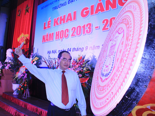 Phó thủ tướng Nguyễn Thiện Nhân đánh trống khai giảng năm học mới 