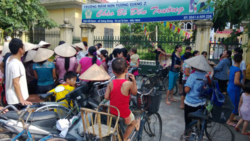 Hàng trăm phụ huynh cho con nghỉ học để phản đối thu chi của hiệu trưởng 1