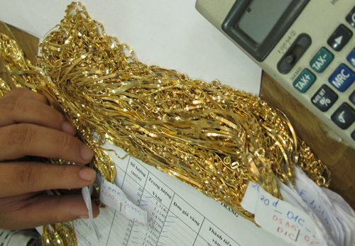 Nguồn nguyên liệu sản xuất vàng nữ trang, mỹ nghệ được mua trôi nổi trên thị trường 