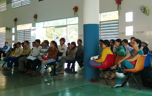 Bệnh nhân chờ khám ở Bệnh viện đa khoa Cà Mau 