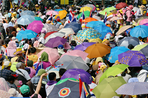 Ngưởi biểu tình Thái Lan ngăn cản cuộc bầu cử ngày 2.2.2014 - Ảnh: Minh Quang