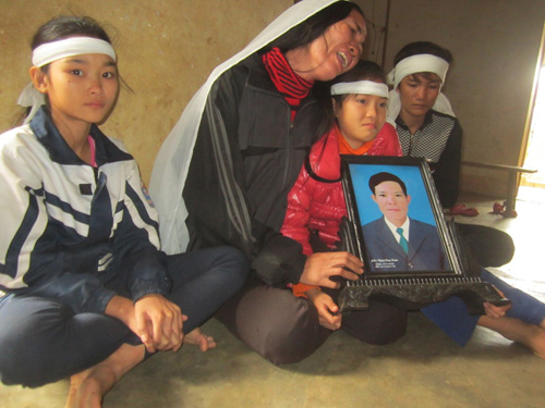 Vợ con anh Đặng Đặng Văn Xuân khóc ngất khi hay tin người thân đã tử vong ở Nga - 1