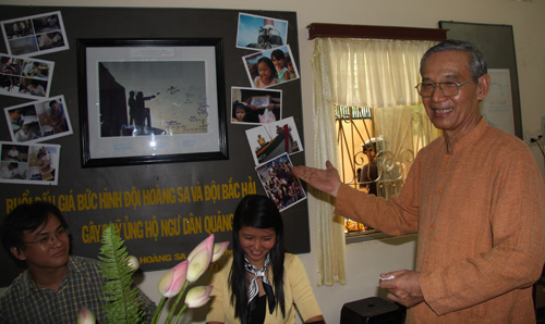 Tiến sĩ Nguyễn Nhã nói chuyện về Hoàng Sa với các bạn trẻ tại TP.HCM - Ảnh: Đỗ Hùng