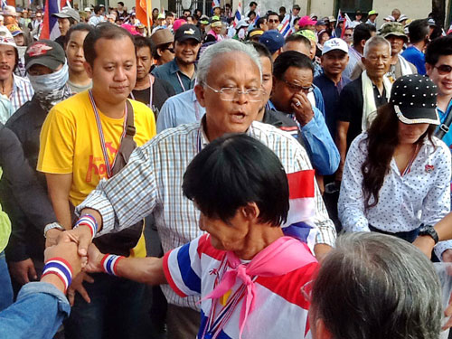 Ông Suthep Thaugsuban và người biểu tình trong cuộc vận động chiến dịch “chiếm Bangkok” hôm qua - Ảnh: Minh Quang