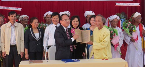 Lễ giao, nhận thư tịch cổ Chăm tại Ninh Thuận cuối năm 2013
