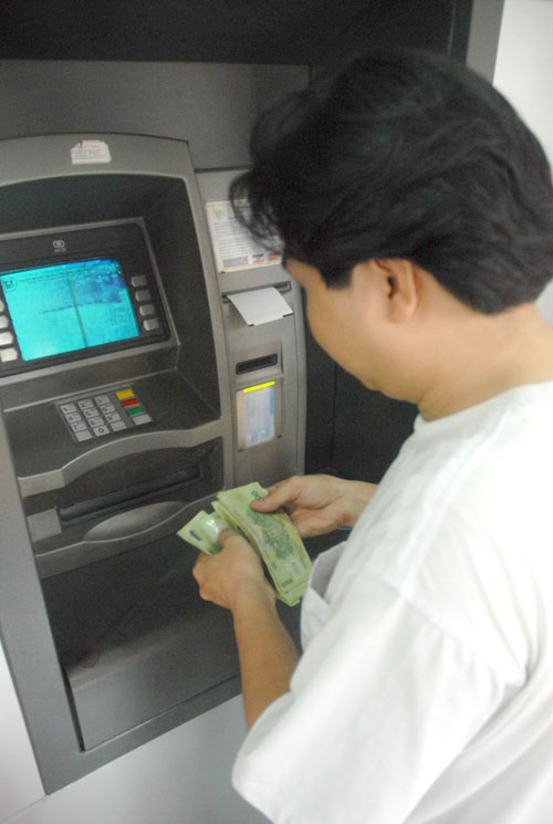 Các NH khuyến cáo khách hàng cẩn trọng trong việc sử dụng thẻ để tránh mất tiền oan - d