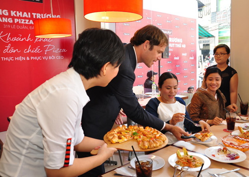 Tổng giám đốc Pizza Hut tại Việt Nam tận tay phục vụ pizza đến khách hàng 