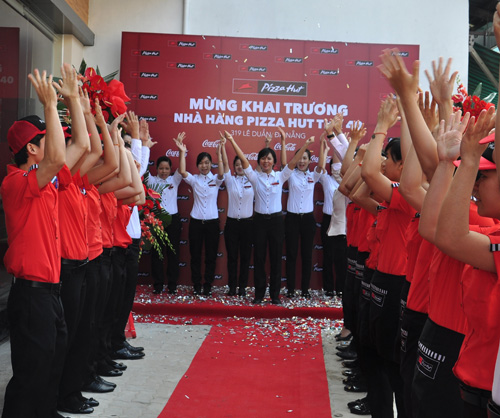 Tập thể nhân viên nhà hàng Pizza Hut Đà Nẵng làm động tác CHAMPS cheers mừng ngày khai trương.