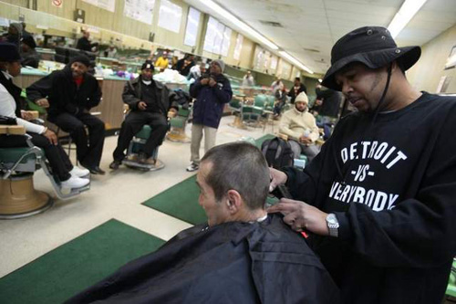 Bryan ‘B-Dogg’ Price cắt tóc cho một khách hàng - Ảnh: Detroit Free Press