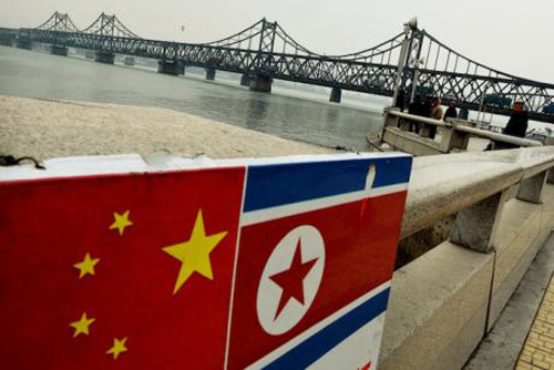 Cờ Trung Quốc và Triều Tiên được trưng bày ở thành phố Đan Đông giáp biên giới 2 nước - Ảnh: AFP