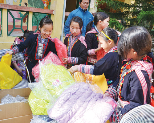 Niềm vui của các em nhỏ ở Trường tiểu học Nậm Cang (H.Sa Pa, Lào Cai) khi nhận được quà - Ảnh: Nguyễn Tuấn  