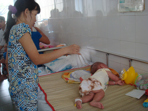 Trẻ điều trị bệnh sởi tại khoa Nhiễm, BV Nhi đồng 1 TP.HCM 1