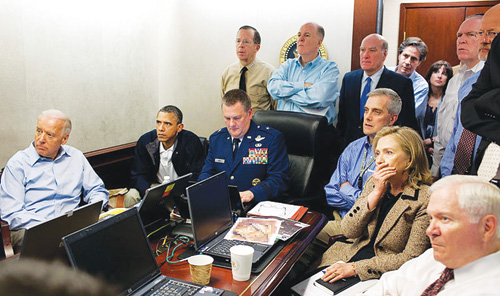 Ông Robert Gates (bìa phải) cùng bộ sậu an ninh quốc gia của ông Obama theo dõi chiến dịch tiêu diệt Osama bin Laden tháng 5.2011 - Ảnh: White House